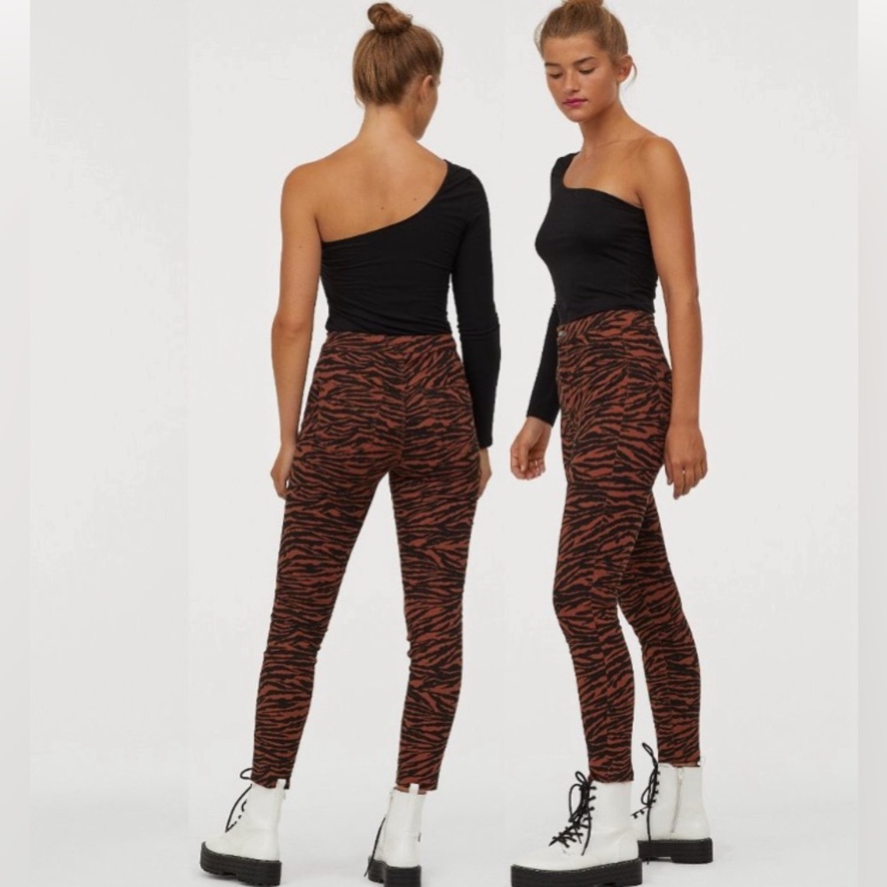 🎁Like New Divided brown/black Tiger animal print Stretch jeans- size 2